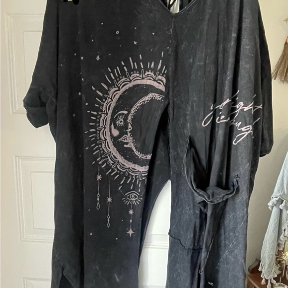 Kantha Bae Dream Line Split Tee Crescent Moon